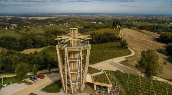 19.10.2023., Cakovec - Jedan od najpoznatijih turistickih bisera Medjimurja svakako je Madjerkin breg. Ovaj atraktivni vidikovac nudi spektakularan pogled na cak pet drzava - Sloveniju, Madjarsku, Slovacku, Austriju i Hrvatsku. Omiljeno je odrediste mnogih biciklista, pjesaka i izletnika zeljnih prirodnih ljepota.
Ideja o vidikovcu polako se razvijala gotovo 20 godina, a projekt je konacno realiziran pomocu europskih fondova. Svecano je otvoren prije godinu dana, a vec ga posjetilo oko 85.000 ljudi, sto je premasilo sva ocekivanja. Njegova jedinstvenost i panoramski pogled privlace posjetitelje iz razlicitih dijelova svijeta. Fotografije snimljene iz zraka. Photo: Igor Kralj/PIXSELL