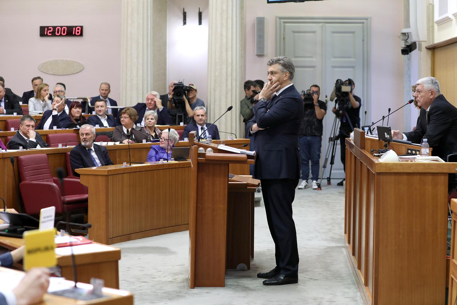 24.10.2023., Zagreb - Premijer Andrej Plenkovic dosao je u Sabor i u nastavku sjednice podnosi godisnje izvjesce Vlade Republike Hrvatske.  Zastupnici lupanjem iskazuju nezadovoljstvo. Photo: Patrik Macek/PIXSELL