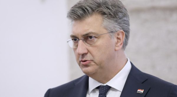 24.10.2023., Zagreb - Premijer Andrej Plenkovic dosao je u Sabor i u nastavku sjednice podnosi godisnje izvjesce Vlade Republike Hrvatske.  Zastupnici oporbe lupanjem su ometali govor, a Penkovic je nakon sto je uz nesnosnu buku odradio izvjesce odrzao konferenciju za medije. Photo: Patrik Macek/PIXSELL