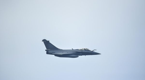 25.11.2021.Zagreb -    Nakon potpisanog ugovora o kupnji 12  francuskih  borebenih aviona , dva aviona Rafalei nadletjela su centar Zagreba. Predsjednik Macron prvi je francuski predsjednik koji dolazi u sluzbeni posjet Hrvatskoj Photo: Marko Lukunic/PIXSELL
