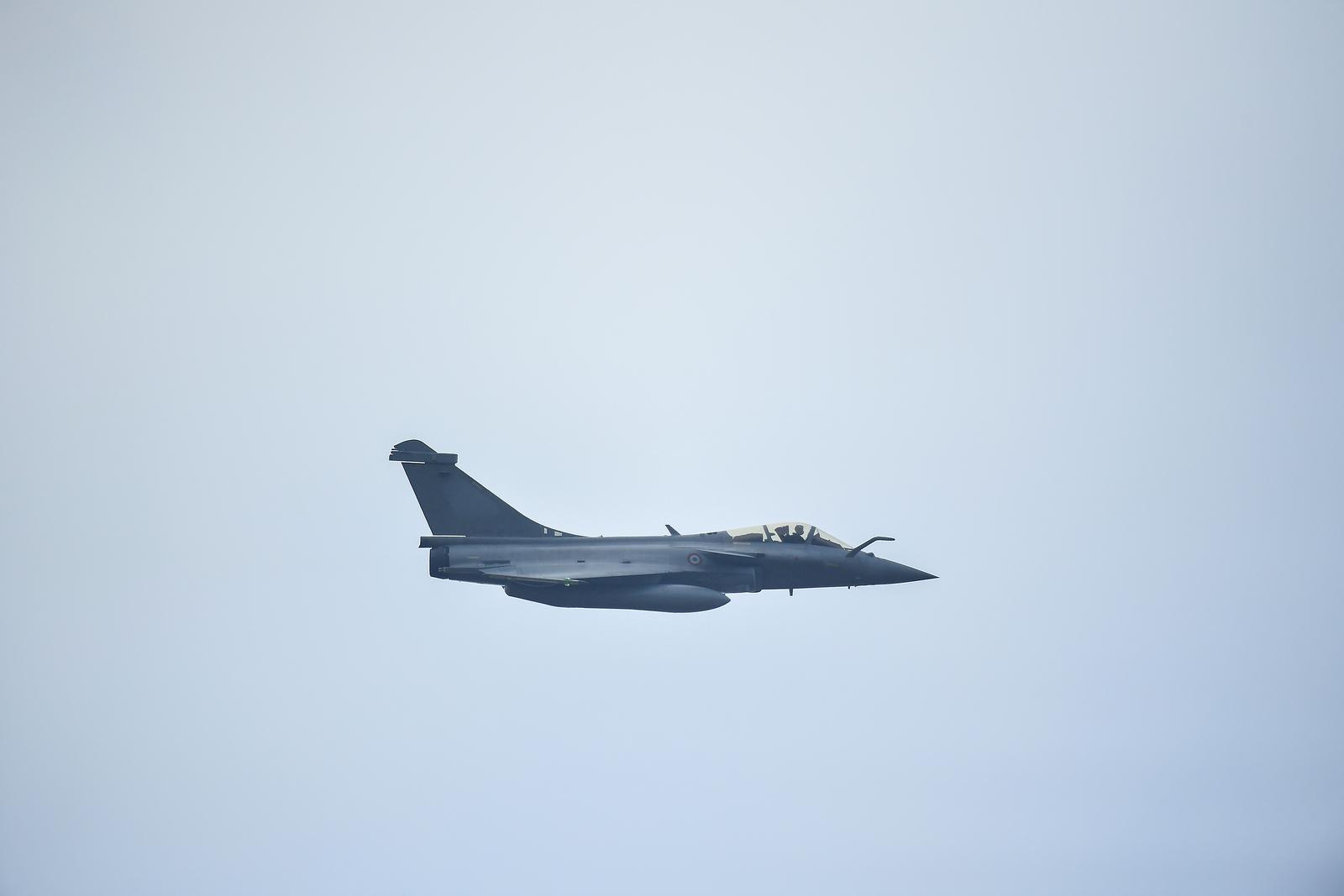 25.11.2021.Zagreb -    Nakon potpisanog ugovora o kupnji 12  francuskih  borebenih aviona , dva aviona Rafalei nadletjela su centar Zagreba. Predsjednik Macron prvi je francuski predsjednik koji dolazi u sluzbeni posjet Hrvatskoj Photo: Marko Lukunic/PIXSELL
