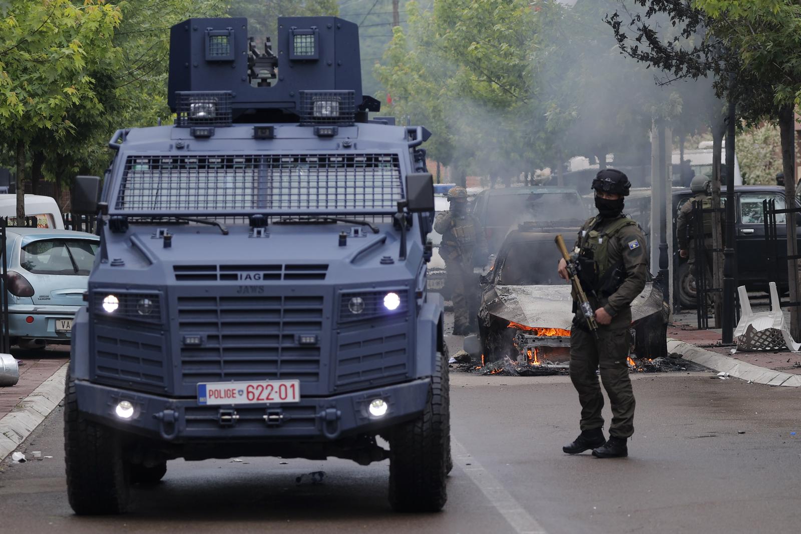 26.05.2023., Zvecan, Kosovo - Na sjeveru Kosova doslo je sukoba izmedju policije i gradjana koji su pokusali sprijeciti gradonacelnika da preuzme duznost nakon lokalnih izbora koje su Srbi bojkotirali. Kosovska policija usla je u zgradu opcine Zvecan nakon sto je ispred bacila suzavac te sok-bombe.   Photo: Stringer/PIXSELL