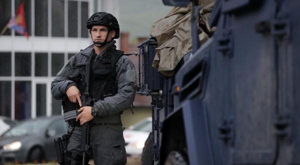 26.05.2023., Zvecan, Kosovo - Na sjeveru Kosova doslo je sukoba izmedju policije i gradjana koji su pokusali sprijeciti gradonacelnika da preuzme duznost nakon lokalnih izbora koje su Srbi bojkotirali. Kosovska policija usla je u zgradu opcine Zvecan nakon sto je ispred bacila suzavac te sok-bombe.   Photo: Stringer/PIXSELL