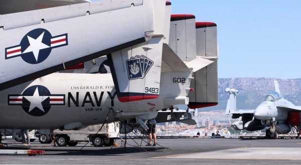 26.06.2023.,Split - Ponos americke mornarice, najmoderniji nosac zrakoplova na nuklearni pogon "USS Gerald R. Ford" uplovio je jutros u Split.Golemi brod, koji privlaci poglede Splicana i turista, najveci je ratni brod u povijesti. Dugacak je više od 330, a visok 76 metara, poput solidnog nebodera, s 25 paluba. Gradnja je stajala 12,8 milijardi dolara, a jos je 4,7 milijardi utroseno za istrazivanje i razvoj. Moze nositi 75 zrakoplova. Posadu, ukljucujuci zrakoplovno osoblje, cini 4500 ljudi. Photo: Zvonimir Barisin/PIXSELL