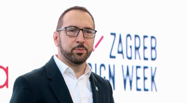 26.09.2023., Zagreb Gradonacelnik Grada Zagreba Tomislav Tomasevic i zamjenici gradonacelnika Danijela Dolenec i Luka Korlaet odrzalii redovnu konferenciju za medije. Nakon cega su obisli izlagace uoci otvorenja sajmova Ambienta, ArhiBau.hr, Hotel&Gastroteh, Zagreb Design Week i Art Zagreb.

  Photo: Robert Anic/PIXSELL