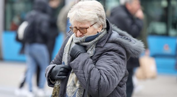 27.02.2023., Zagreb - Iako zahladjenje nije dramaticno kao u drugim dijelovima Hrvatske, niske temperature i vjetar natjerali su zagrepcane na odijevanje tople odjece.. Photo: Patrik Macek/PIXSELL