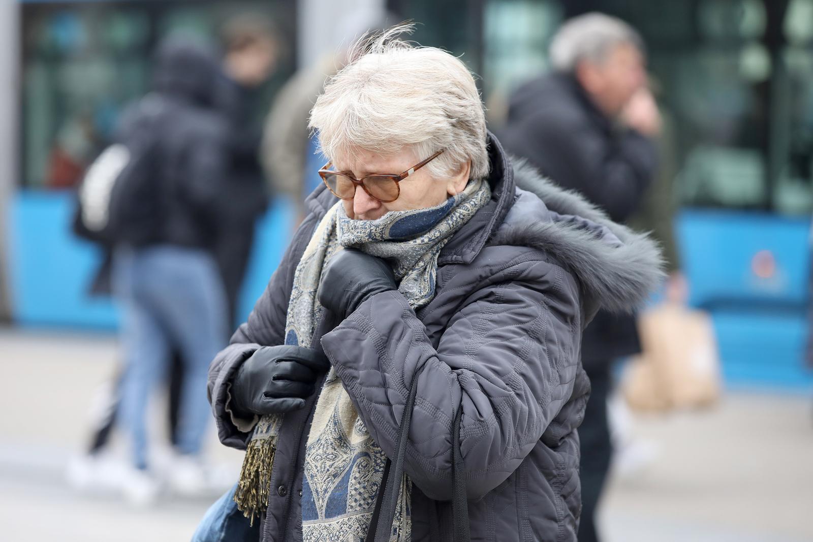 27.02.2023., Zagreb - Iako zahladjenje nije dramaticno kao u drugim dijelovima Hrvatske, niske temperature i vjetar natjerali su zagrepcane na odijevanje tople odjece.. Photo: Patrik Macek/PIXSELL
