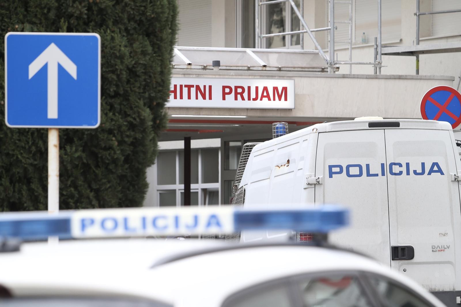 27.03.2020., Split - Policijska vozila ispred hitnog prijema KBC Split. "nPhoto: Ivo Cagalj/PIXSELL