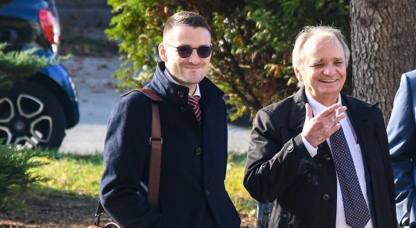 27.10.2021., Zagreb - Branimir Glavas sa sinom Filipom, koji mu je i odvjetnik, ispred Opcinskog kaznenog suda u Ilici ceka pocetak sudjenja.   Photo: Josip Regovic/PIXSELL
