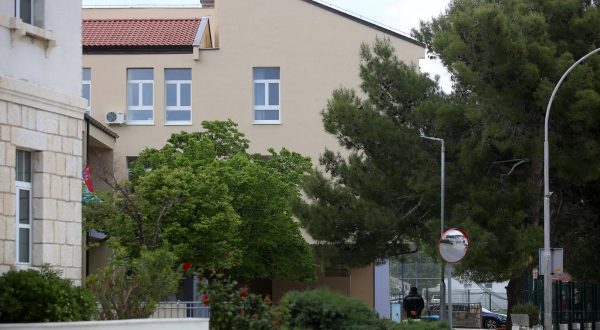 28.04.2019., Rab - Predsjednica Republike Hrvatske Kolinda Grabar-Kitarovic, u sklopu posjete otocnom dijelu Primorsko-goranske zupanije, obisla Osnovnu skolu Ivana Rabljanina i zgradu u koju ce biti smjesten podrucni Dom za starije. rPhoto: Nel Pavletic/PIXSELL