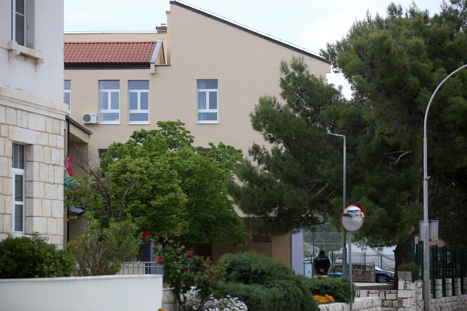 28.04.2019., Rab - Predsjednica Republike Hrvatske Kolinda Grabar-Kitarovic, u sklopu posjete otocnom dijelu Primorsko-goranske zupanije, obisla Osnovnu skolu Ivana Rabljanina i zgradu u koju ce biti smjesten podrucni Dom za starije. rPhoto: Nel Pavletic/PIXSELL