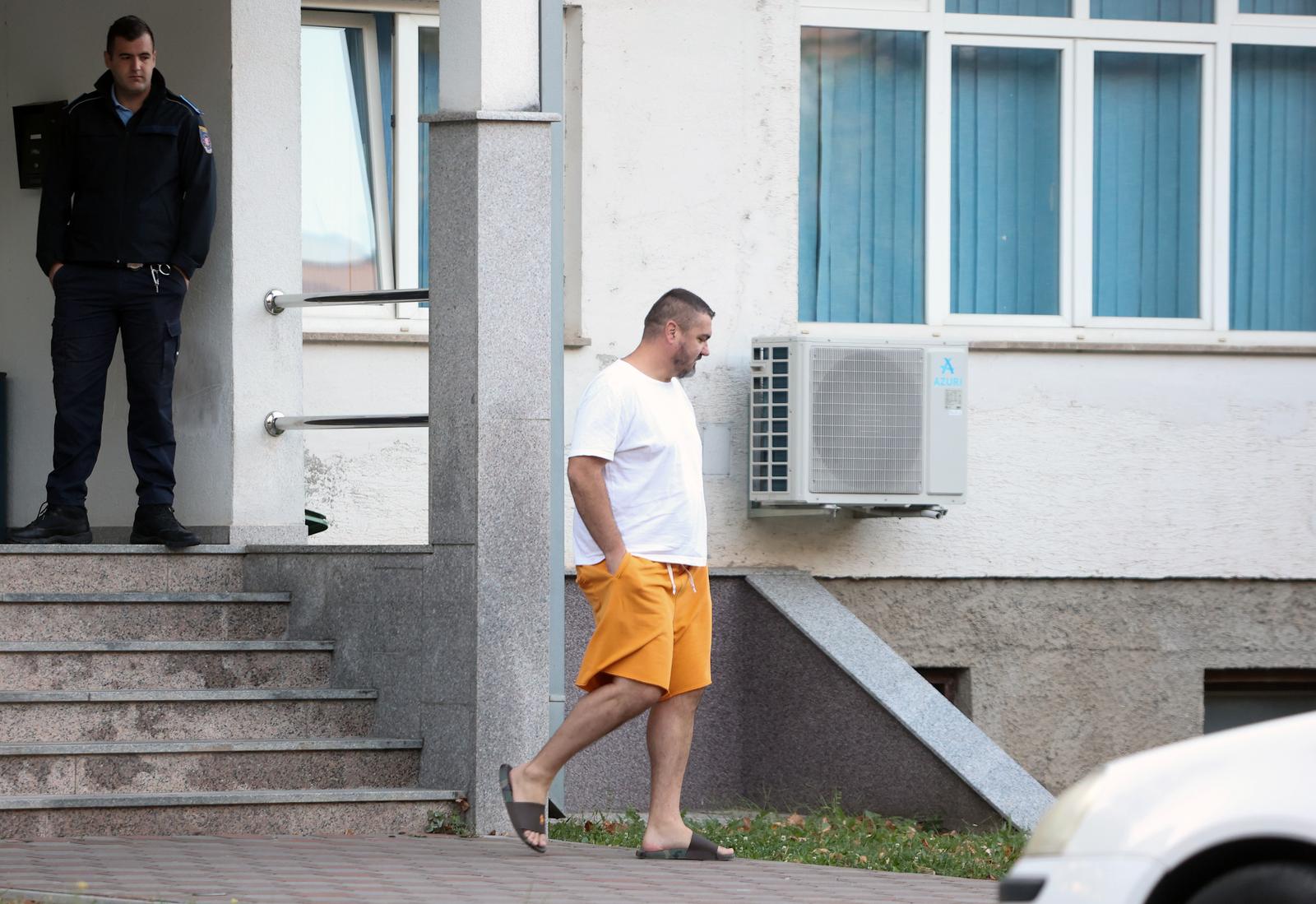28.09.2023., Ljubuski, Bosna i Hercegovina - Opcinski sud u Ljubuskom odredio je bivsem rukometnom reprezentativcu Denisu Bunticu da se mora se svakodnevno javljati u policiju i da ne smije svojoj supruzi prilaziti na manje od 100 metara. Supruga Klara Buntic prijavila ga je prosli petak za obiteljsko nasilje, a tvrdi da ju je fizicki zlostavljao i ranije. Photo: Ivana Ivanovic/PIXSELL