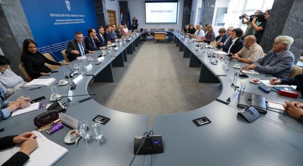 28.9.2023., Zagreb - Zapoceo je prvi sastanak pregovarackih odbora Vlade RH i predstavnika sindikata, o sklapanju izmjena i dopuna temeljnog kolektivnog ugovora za sluzbenike u javnim sluzbama i dopuna Kolektivnog ugovora za drzavne sluzbenike.   Photo: Jurica Galoic/PIXSELL