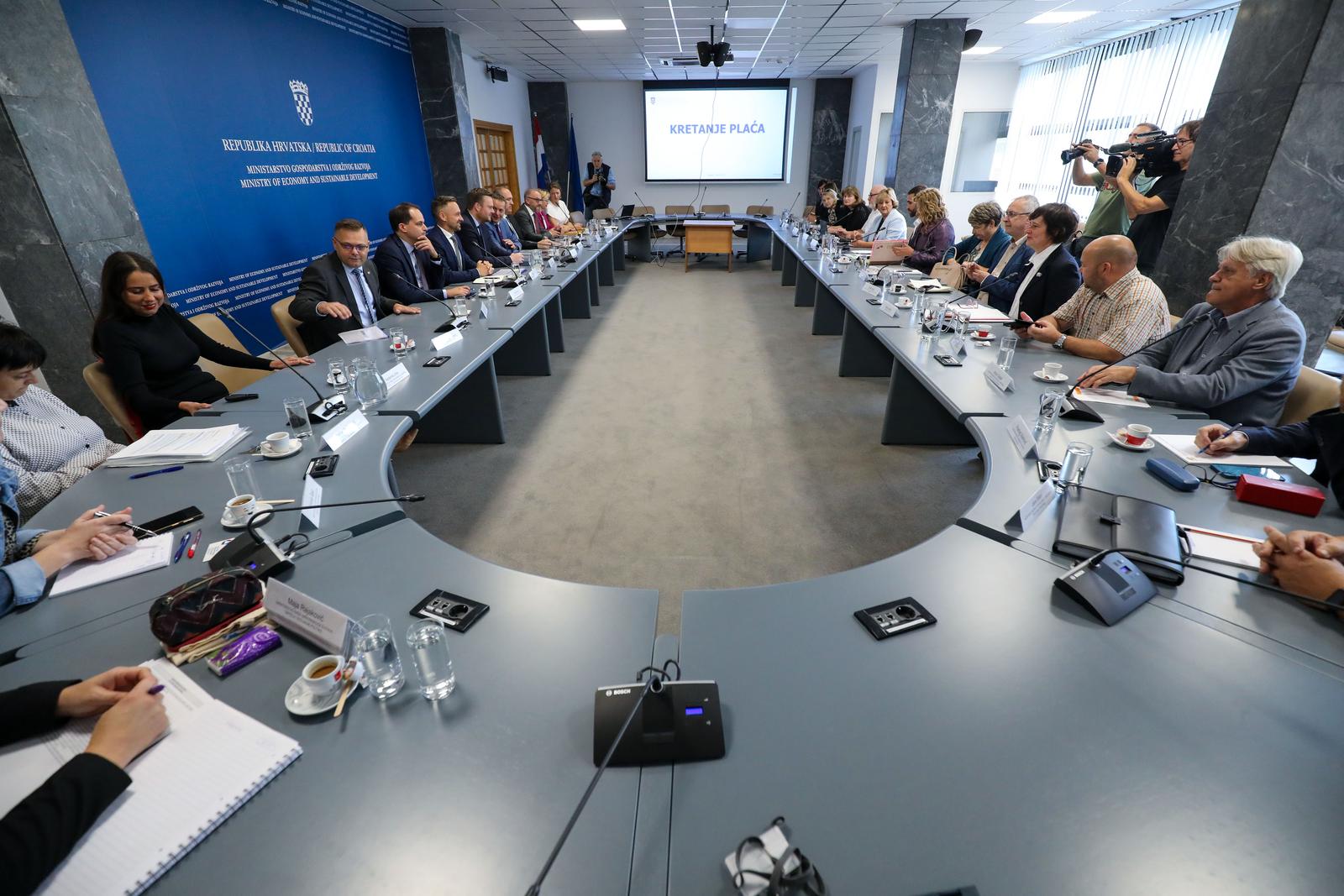 28.9.2023., Zagreb - Zapoceo je prvi sastanak pregovarackih odbora Vlade RH i predstavnika sindikata, o sklapanju izmjena i dopuna temeljnog kolektivnog ugovora za sluzbenike u javnim sluzbama i dopuna Kolektivnog ugovora za drzavne sluzbenike.   Photo: Jurica Galoic/PIXSELL