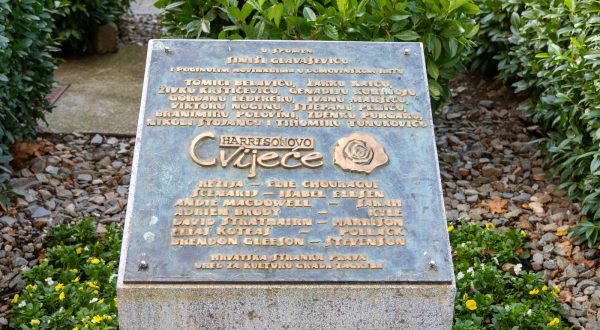 28.10.2022., Vukovar - Svecano otkrivanje spomen-ploce "Harrisonovo cvijece", postavljene u spomen na Sinisu Glavasevica i poginule novinare i izvjestitelje u Domovinskom ratu. Photo: Borna Jaksic/PIXSELL
