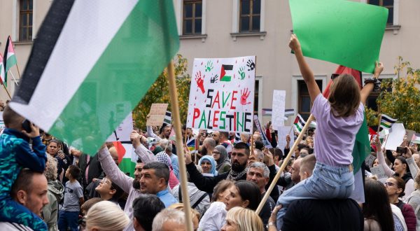 28.10.2023., Mostar, Bosna i Hercegovina - Unatoc zabrani, vise tisuca ljudi se okupilo na trgu Musala gdje su iskazali podrsku Palestini. Photo: Denis Kapetanovic/PIXSELL