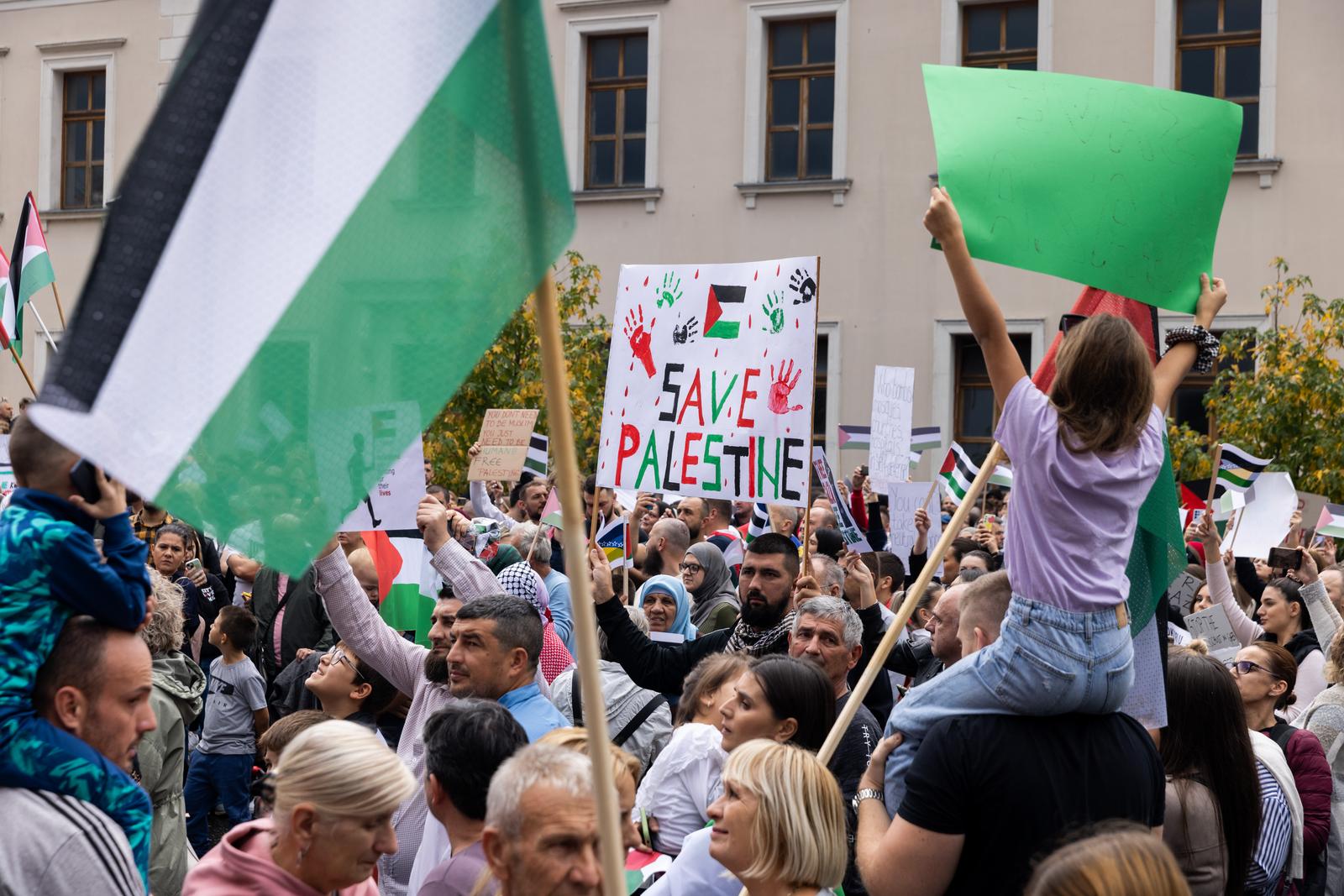 28.10.2023., Mostar, Bosna i Hercegovina - Unatoc zabrani, vise tisuca ljudi se okupilo na trgu Musala gdje su iskazali podrsku Palestini. Photo: Denis Kapetanovic/PIXSELL