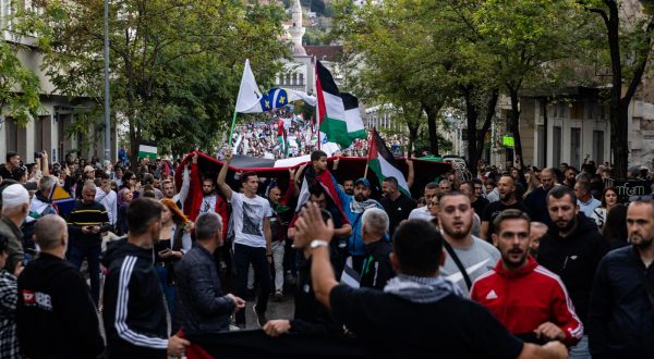 28.10.2023., Mostar, Bosna i Hercegovina - Unatoc zabrani, vise tisuca ljudi se okupilo na trgu Musala gdje su iskazali podrsku Palestini. Photo: Denis Kapetanovic/PIXSELL