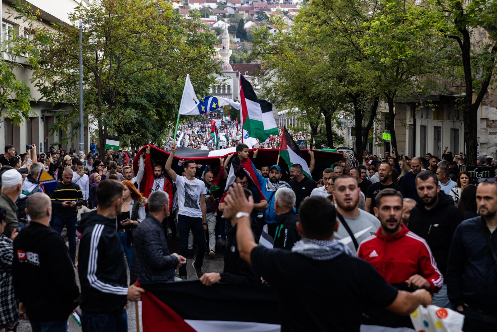 28.10.2023., Mostar, Bosna i Hercegovina - Unatoc zabrani, vise tisuca ljudi se okupilo na trgu Musala gdje su iskazali podrsku Palestini. Photo: Denis Kapetanovic/PIXSELL