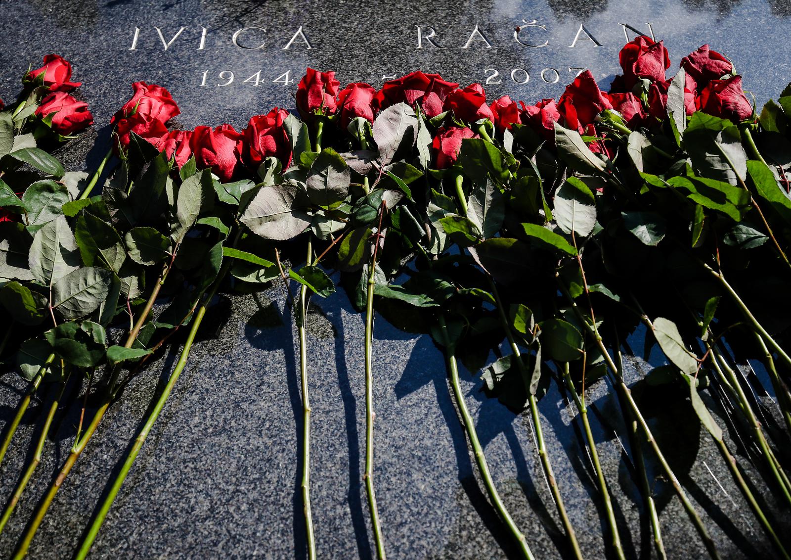 29.04.2022., Zagreb - Mirogoj. Delegacija SDP-a predvodjena predsjednikom Pedjom Grbinom polozila je cvijece i zapalila svijece na grob Ivice Racana povodom 15. obljetnice smrti. Photo: Sanjin Strukic/PIXSELL