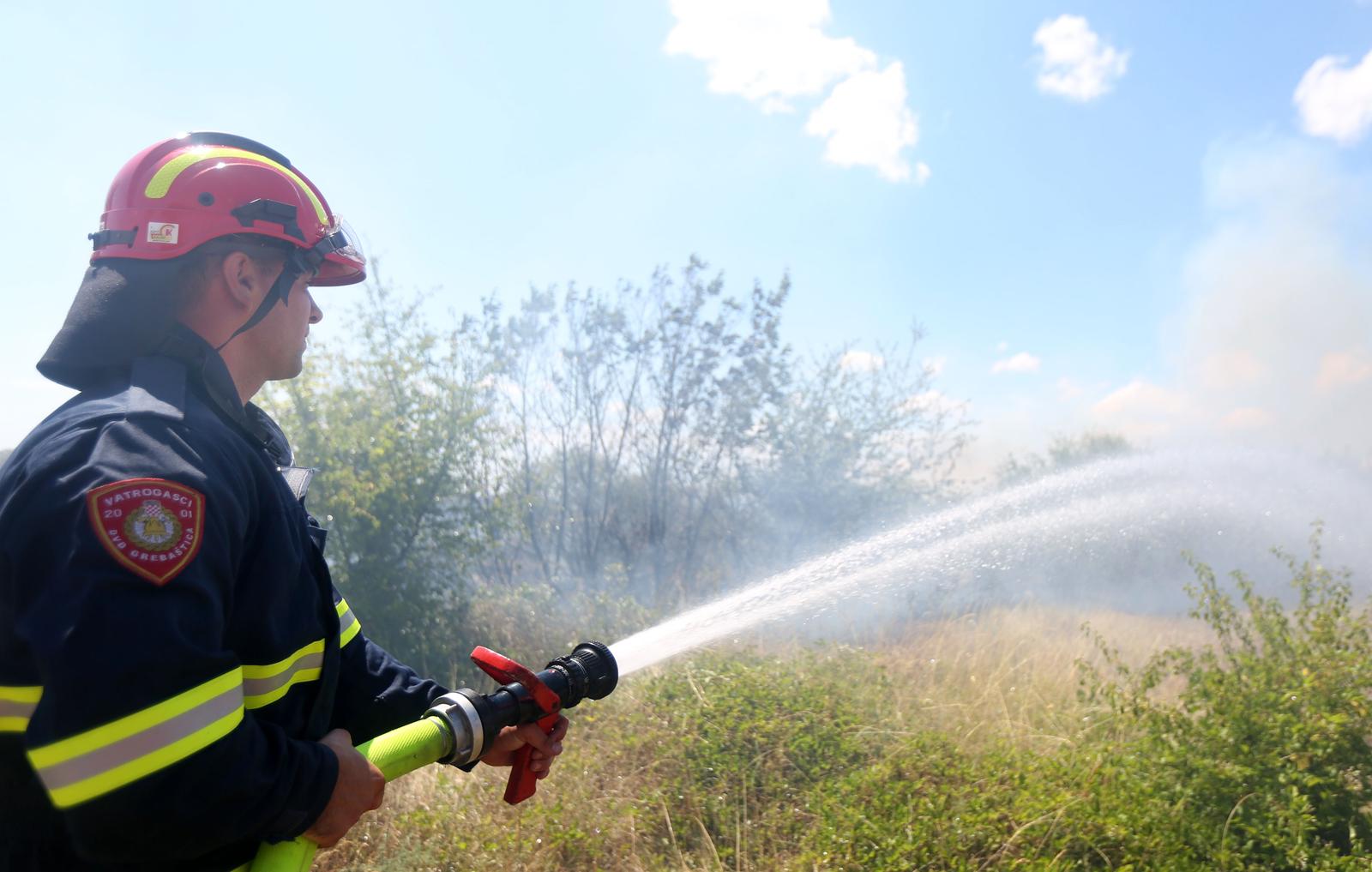 29.06.2017., Drnis - U zaledju Drnisa doslo je do velikog pozara koji je zaprijetio kucama. Uz kopnene snage pozar gase i kanaderi. Podrucje do Cupica, Matica i okolnih zaseoka policija je blokirala a promet se odvija okolnim putevima.rPhoto: Dusko Jaramaz/PIXSELL