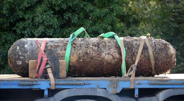 29.10.2023., Pula - Pod strogom kontrolom pirotehnicara, iz pulske je luke izvadjena podmornicka mina, zaostala iz vremena Drugog svjetskog rata. Photo: Sasa Miljevic/PIXSELL