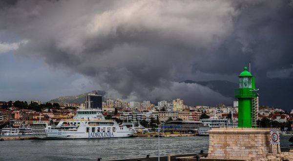 30.08.2023., Split - Olujni oblak pred Splitom. Tijekom poslijepodneva sire Splitsko-podrucje zahvatilo je olujno nevrijeme koje je donjelo i nekoliko pijavica pred Splitom. Photo: Zvonimir Barisin/PIXSELL