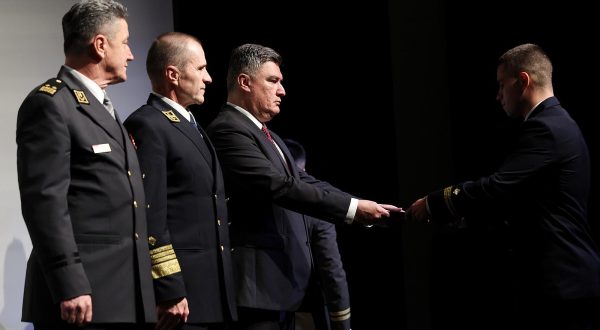 30.10.2023., Zagreb - Predsjednik Republike Hrvatske i vrhovni zapovjednik Oruzanih snaga Republike Hrvatske Zoran Milanovic sudjelovao je na promociji novih casnika Oruzanih snaga Republike Hrvatske i dodjeli prvih casnickih cinova na Hrvatskom vojnom ucilistu Dr. Franjo Tudjman. Zoran Milanovic, Robert Hranj, Slaven Zdilar. Photo: Goran Stanzl/PIXSELL