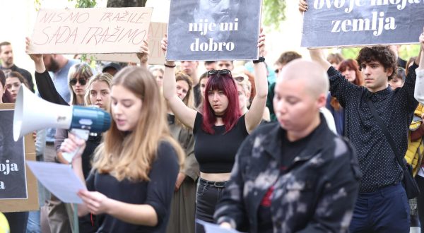 30.10.2023., Zagreb - Prosvjed protiv povratka profesora Ozrena Prohica na fakultet. Okupljeni su ispred glavne zgrade ADU i preko zvucnika usmjerenog prema ADU pustili snimku zlostavljanja prof. Prohica. Takodjer su na prosvjedu predstavili zahtjeve za koje vjerujemo da su od velike vaznosti kako bi se studente stvarno zastitilo od neprimjerenog ponasanja profesora, te kako bi se sustav “Nismo trazile” poboljsao tako da zaista stiti i daje podrsku zrtvama seksualnog uznemiravanja, napastovanja na ADU i ostalim obtazovnim institucijama. Photo: Sanjin Strukic/PIXSELL