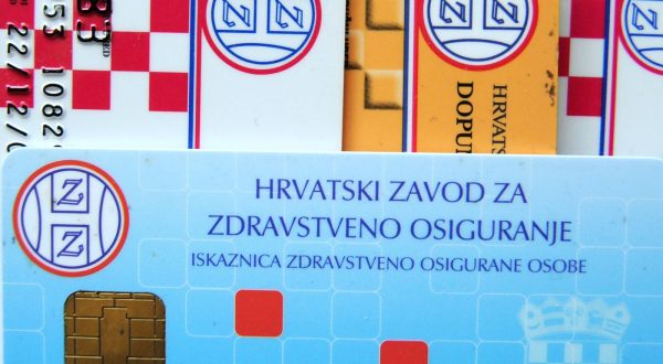 31.03.2015., Sibenik - Zdravstvena iskaznica i kartica dopunskog osiguranja. "nPhoto: Dusko Jaramaz/PIXSELL