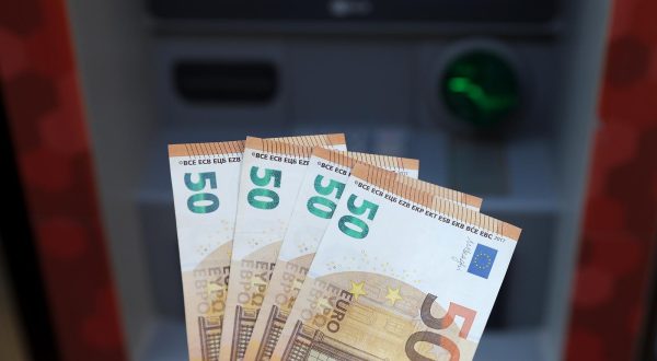 31.03.2023., Zagreb - Od sutra se u promet na bankomatima pustaju veci apoeni novcanica eura. U prvim mjesecima su zbog uvodjenja u promet sto vece kolicine manjih novcanica  bili dostupni apoeni od 10 i 20 eura, a sad ce biti i oni od 50 i 100.  Photo: Patrik Macek/PIXSELL
