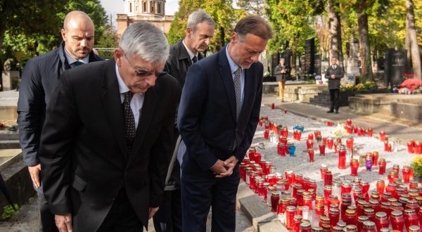 31.10.2023., Zagreb - U povodu svetkovine Svih svetih i Dusnog dana, predsjednik Hrvatskoga sabora Gordan Jandrokovic s izaslanstvom Sabora polozio je vijence na Gradskome groblju Mirogoju kod spomenika "Glas hrvatske zrtve - Zid boli", zatim kod glavnoga kriza u Aleji poginulih hrvatskih branitelja iz Domovinskog rata, na grobu prvoga hrvatskog predsjednika dr. Franje Tudjmana te kod zajednicke grobnice neidentificiranih zrtava iz Domovinskog rata na Krematoriju. Photo: Neva Zganec/PIXSELL