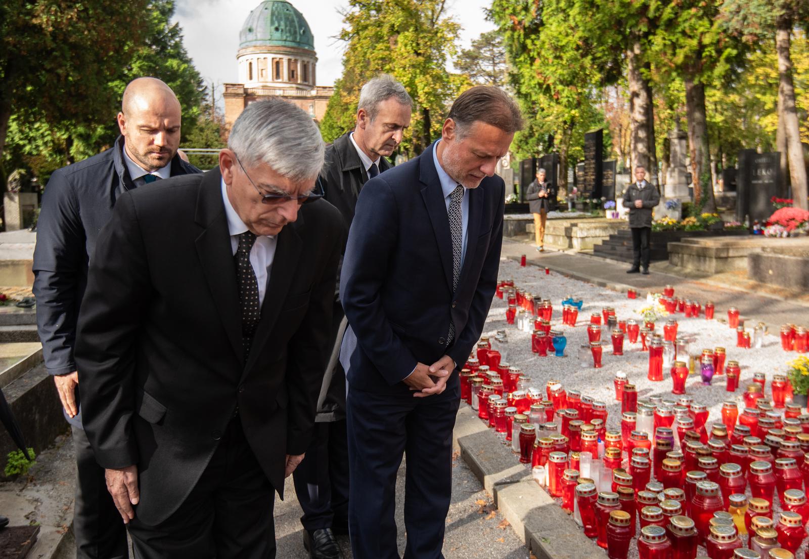 31.10.2023., Zagreb - U povodu svetkovine Svih svetih i Dusnog dana, predsjednik Hrvatskoga sabora Gordan Jandrokovic s izaslanstvom Sabora polozio je vijence na Gradskome groblju Mirogoju kod spomenika "Glas hrvatske zrtve - Zid boli", zatim kod glavnoga kriza u Aleji poginulih hrvatskih branitelja iz Domovinskog rata, na grobu prvoga hrvatskog predsjednika dr. Franje Tudjmana te kod zajednicke grobnice neidentificiranih zrtava iz Domovinskog rata na Krematoriju. Photo: Neva Zganec/PIXSELL