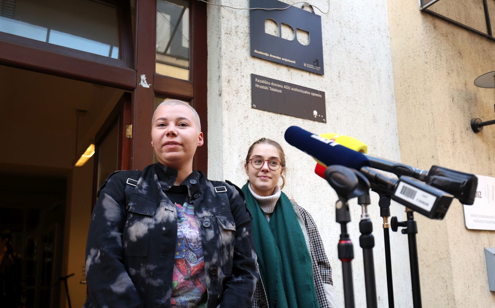 31.10.2023., Zagreb - Kazalisna dvorana ADU. Zavrsena je izvanredna sjednica Akademskog vijeca ADU nakojoj se raspravljalo o postupcima profesora Ozrena Prohica. Izjava organizatorice prosvjeda Karle Jelic i Vide Skerk. Photo: Sanjin Strukic/PIXSELL