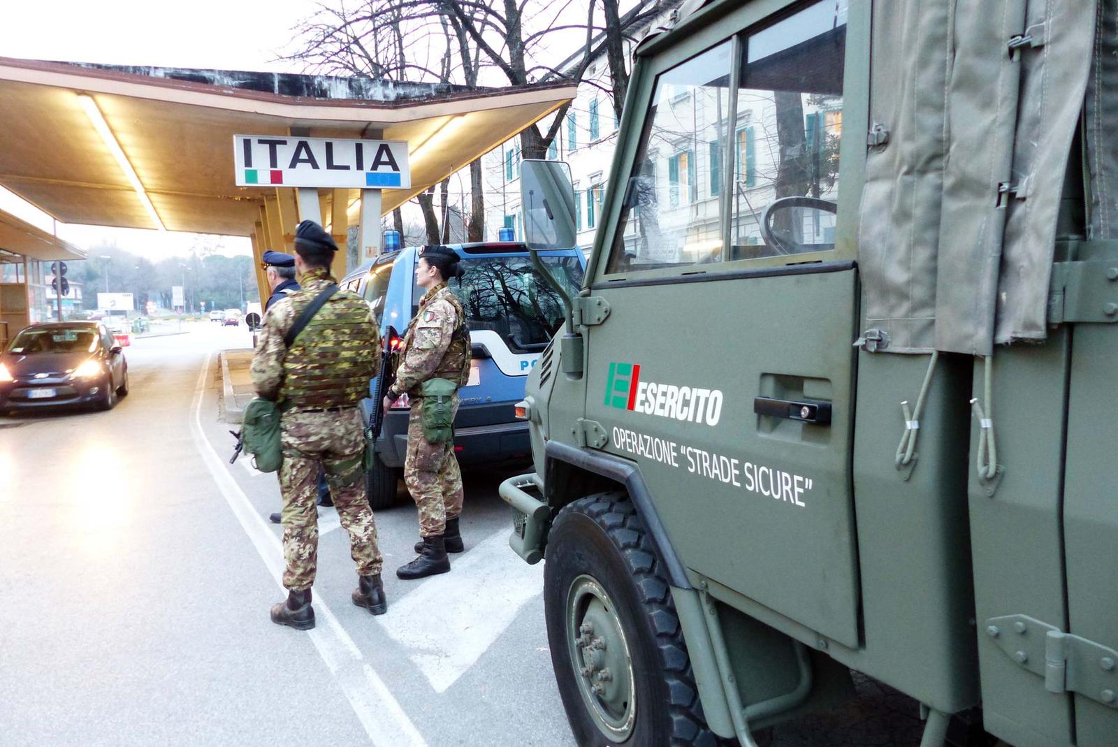 17.12.2015., Italija, Rozna dolina - Talijanska policija i vojska na granicnom prijelazu Rozna dolina. "nPhoto: FA Bobo/PIXSELL