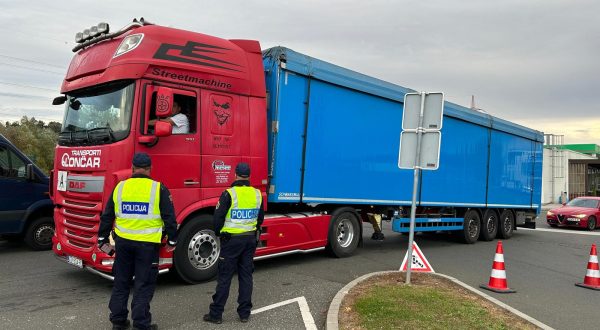 Slovenija, Pince, 21/10/2023 21.10.2023
Policija provjerava putovnice na graničnom prijelazu s Mađarskom. Slovenija u noći s petka na subotu ponovno uvodi privremene schengenske granične kontrole na granicama s Hrvatskom i Mađarskom. Policija, EU, vanjske granice, kolona vozila, Photo: Sobotainfo/F.A. Bobo/PIXSELL/F.A. BOBO