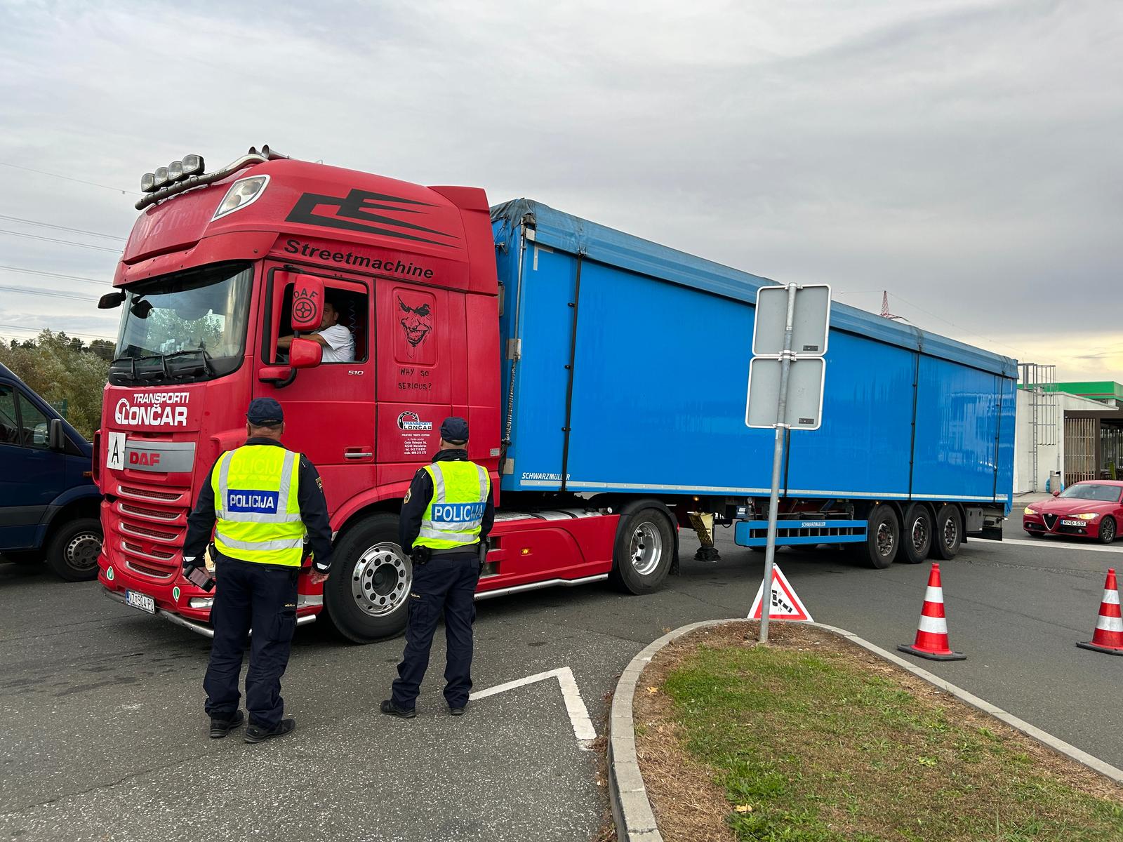 Slovenija, Pince, 21/10/2023 21.10.2023
Policija provjerava putovnice na graničnom prijelazu s Mađarskom. Slovenija u noći s petka na subotu ponovno uvodi privremene schengenske granične kontrole na granicama s Hrvatskom i Mađarskom. Policija, EU, vanjske granice, kolona vozila, Photo: Sobotainfo/F.A. Bobo/PIXSELL/F.A. BOBO