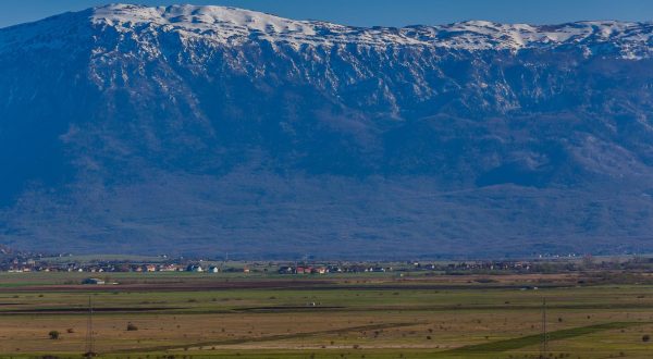 30.04.2021., Kamesnica, Bosna I Hercegovina - Pogled na Kamesnicu i Livanjsko polje.r"nr"nProljetna panorama Livanjskog polja i snjeznih vrhova Kamesnice.r"nr"nPhoto: Zvonimir Barisin/HaloPix/PIXSELL