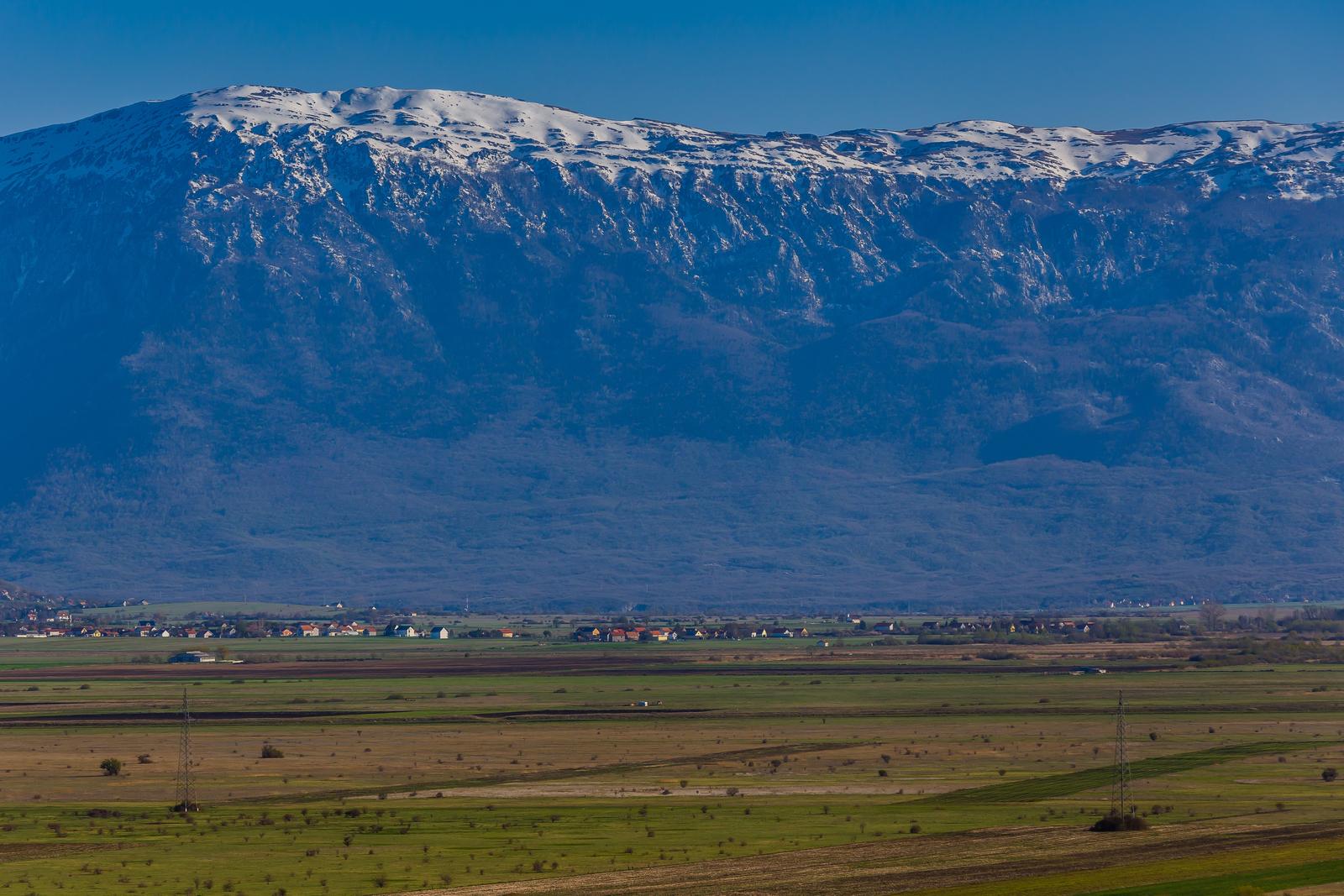 30.04.2021., Kamesnica, Bosna I Hercegovina - Pogled na Kamesnicu i Livanjsko polje.r"nr"nProljetna panorama Livanjskog polja i snjeznih vrhova Kamesnice.r"nr"nPhoto: Zvonimir Barisin/HaloPix/PIXSELL