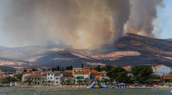 02.08.2021., Kastel Novi  - Pogled na veliki pozar u Trogirskom zaledju."nOko 10:30 u mjestu Seget Gornji planuo je pozar koji se potpomognut vjetrom prosirio sa istocne strane Vilaje te ugrozio kuce i nastavlja se siriti.