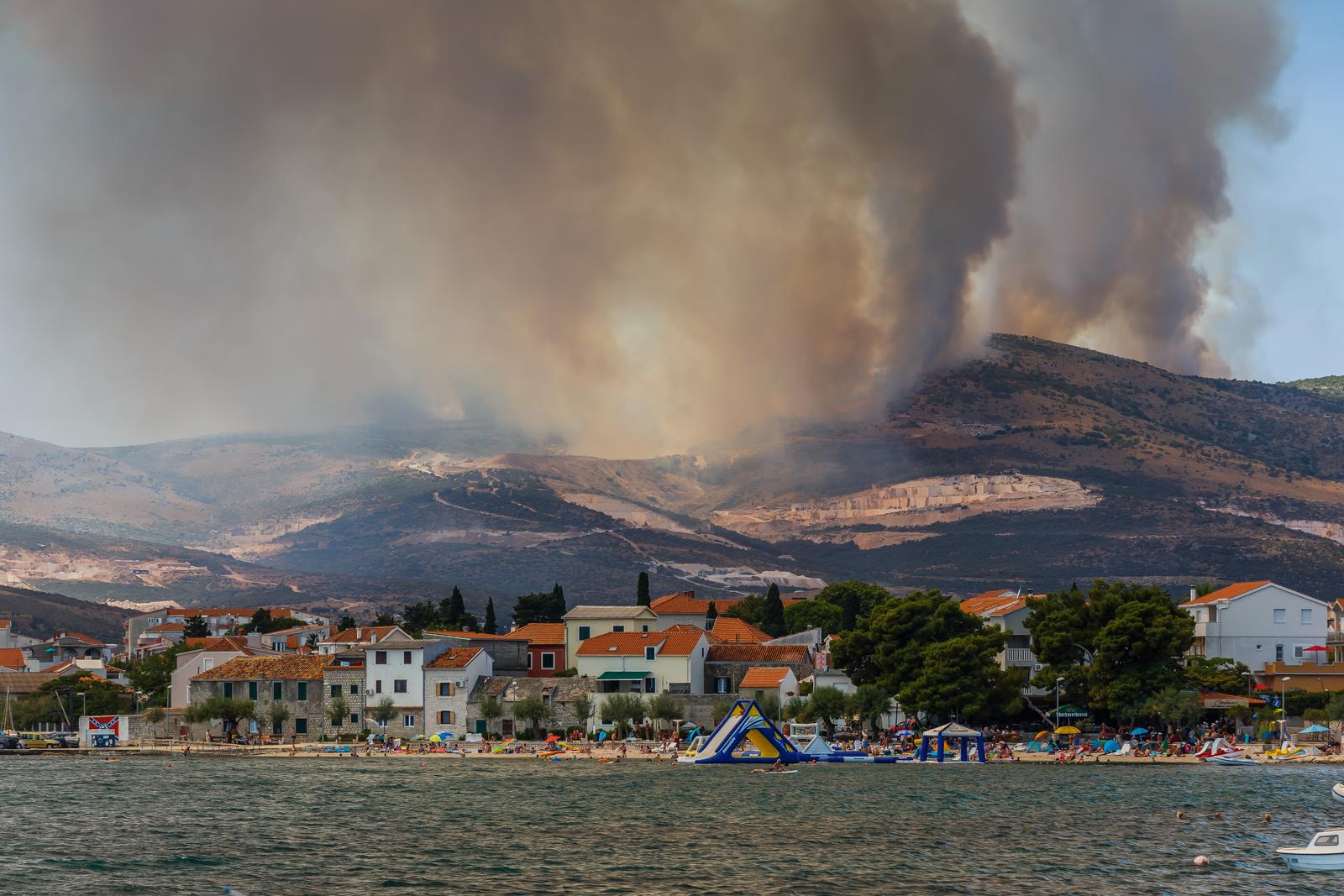 02.08.2021., Kastel Novi  - Pogled na veliki pozar u Trogirskom zaledju."nOko 10:30 u mjestu Seget Gornji planuo je pozar koji se potpomognut vjetrom prosirio sa istocne strane Vilaje te ugrozio kuce i nastavlja se siriti.