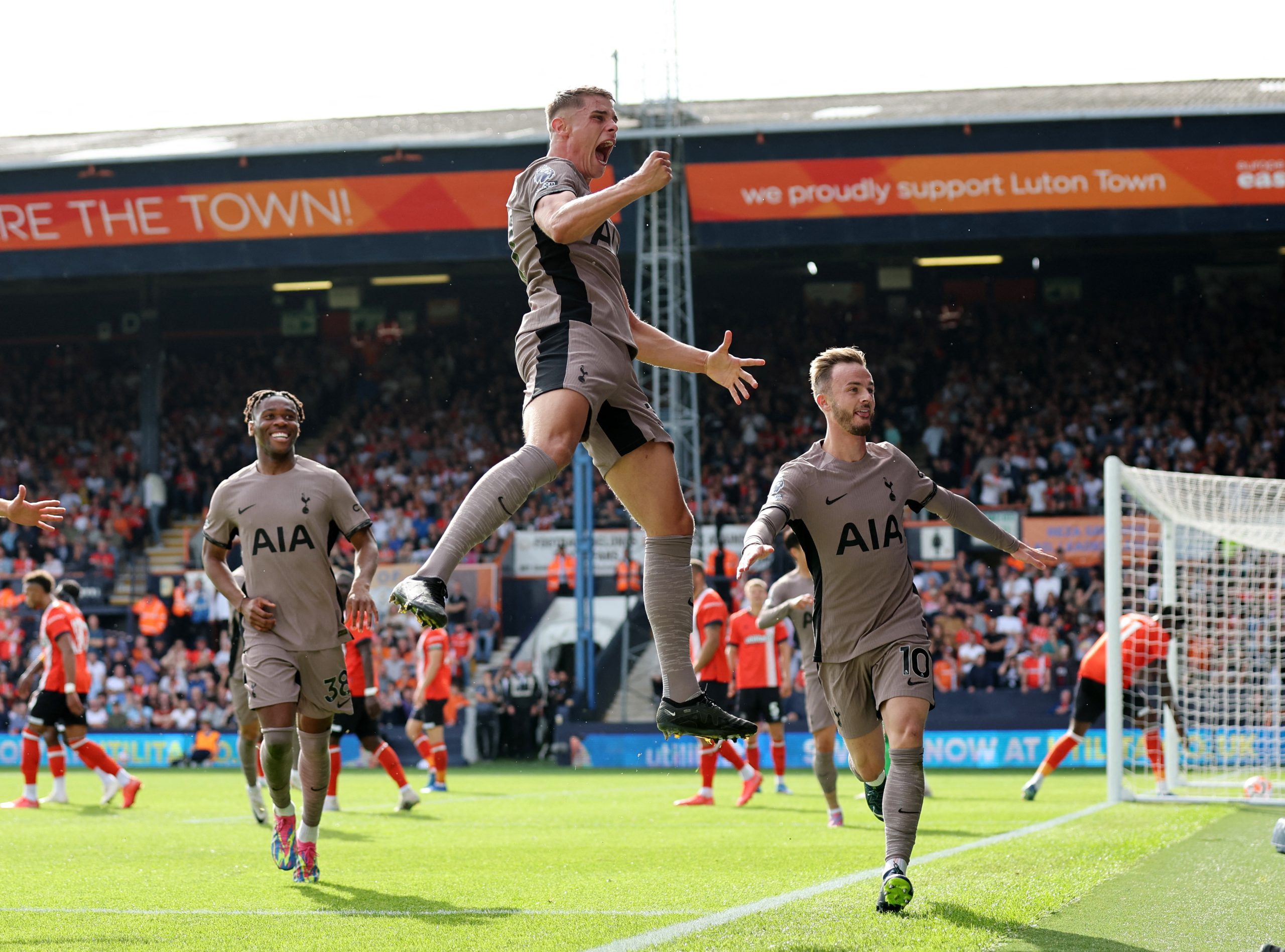 Soccer Football - Premier League - Luton Town v Tottenham Hotspur - Kenilworth Road, Luton, Britain - October 7, 2023 Tottenham Hotspur's Micky van de Ven celebrates scoring their first goal with James Maddison and Destiny Udogie REUTERS/David Klein NO USE WITH UNAUTHORIZED AUDIO, VIDEO, DATA, FIXTURE LISTS, CLUB/LEAGUE LOGOS OR 'LIVE' SERVICES. ONLINE IN-MATCH USE LIMITED TO 45 IMAGES, NO VIDEO EMULATION. NO USE IN BETTING, GAMES OR SINGLE CLUB/LEAGUE/PLAYER PUBLICATIONS. Photo: David Klein/REUTERS