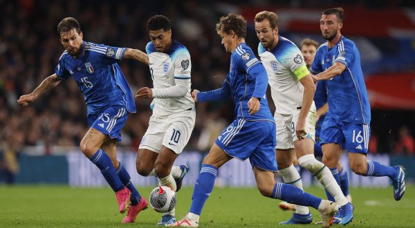 Soccer Football - Euro 2024 Qualifier - Group C - England v Italy - Wembley Stadium, London, Britain - October 17, 2023 England's Jude Bellingham in action with Italy's Francesco Acerbi and Giorgio Scalvini Action Images via Reuters/Andrew Couldridge Photo: Andrew Couldridge/REUTERS