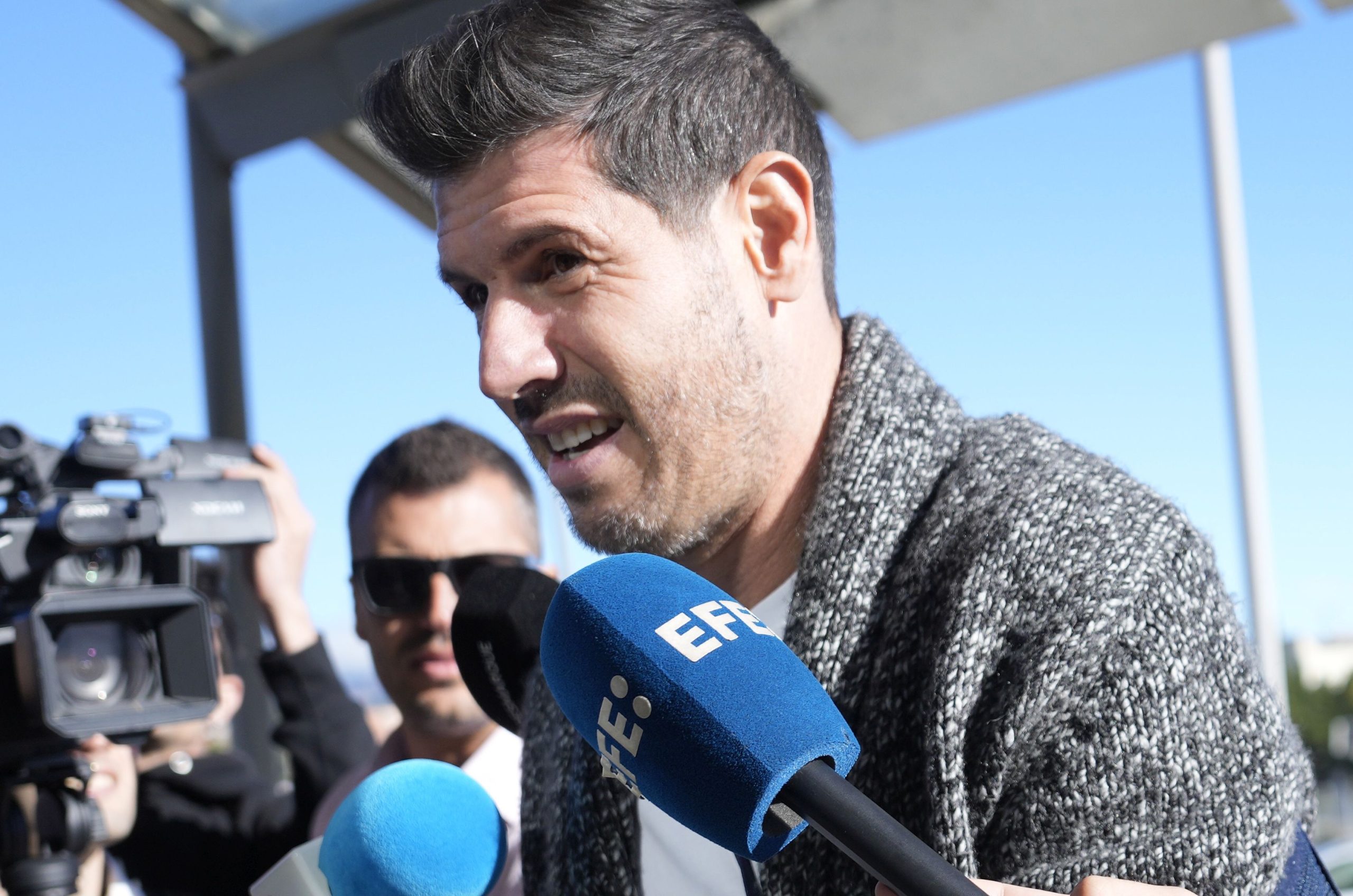 epa10935882 Director of Spain's Men's National Soccer Team Albert Luque arrives to the court in Terrassa, Barcelona, Spain, 24 October 2023, to declare Via video-conference, before the judge in the inquiry against former Royal Spanish Football Federation (RFEF) chief Luis Rubiales over accusations of sexual assault and coercion after the kiss with Spain's forward Jenni Hermoso following the team's win in the Women's World Cup.  EPA/Enric Fontcuberta