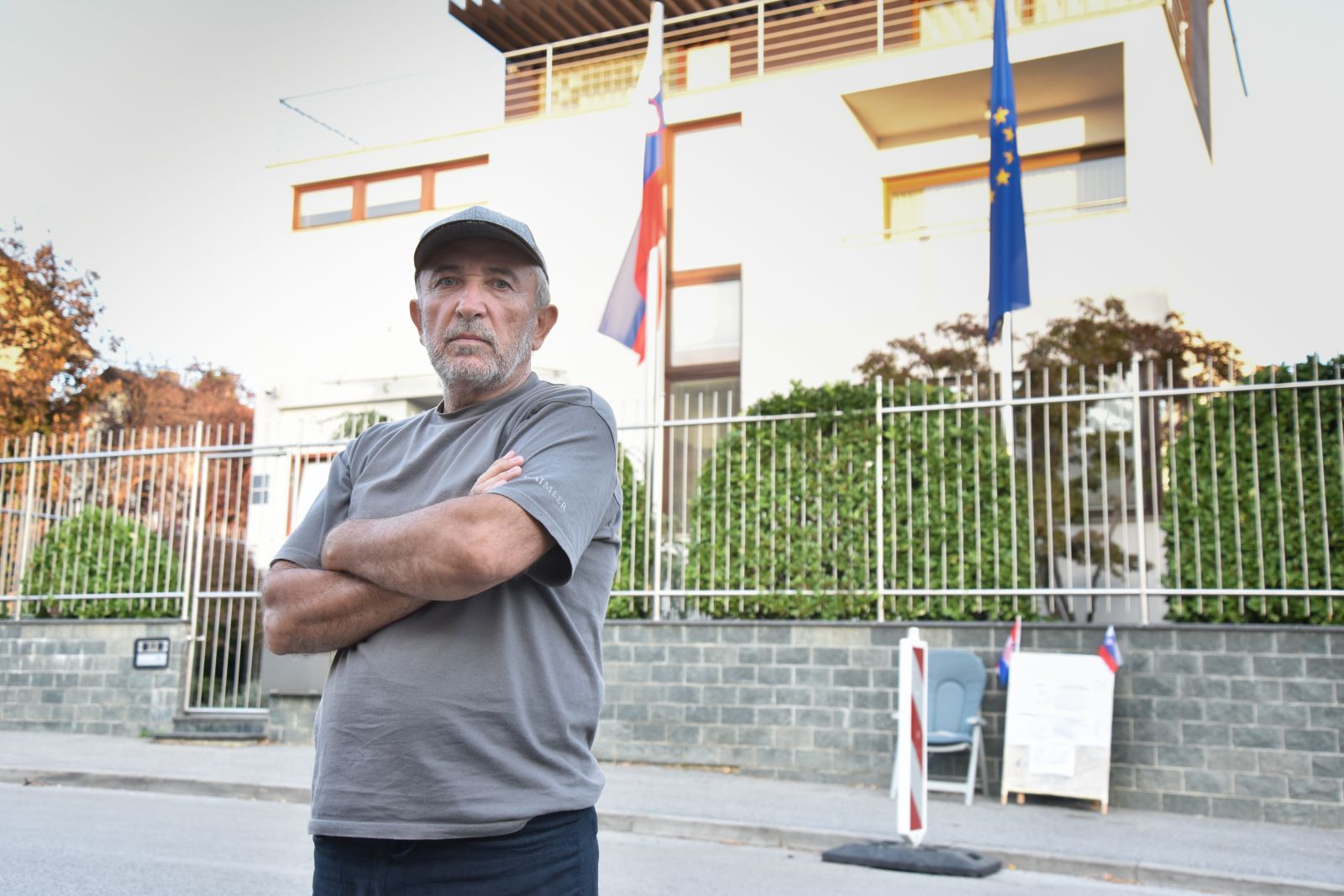 12.10.2023., Zagreb - Slavko Murk, prosvjednik ispred Slovenskog veleposlanstva u Zagrebu. 

Photo Sasa ZinajaNFoto