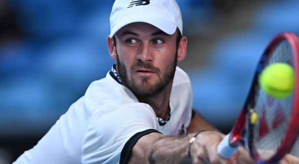epa10424289 Tommy Paul of the United States in action during his match against Roberto Bautista Agut of Spain during the 2023 Australian Open tennis tournament at Melbourne Park in Melbourne, Australia, 23 January 2023.  EPA/LUKAS COCH AUSTRALIA AND NEW ZEALAND OUT