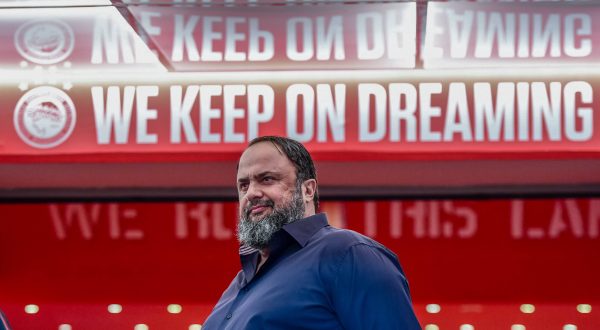 Fußball UEFA Europa League Saison 2023-2023 Dritte Qualifikationsrunde Georgios Karaiskakis Stadion Piräus, 10.08.2023 Olympiakos Piräus - KRC Genk Olympiakos Piräus Besitzer und Präsident Evangelos Marinakis vor dem Logo und Schriftzug von Olympiakos Piräus WE KEEP ON DREAMING Olympiakos Piräus - KRC Genk *** Soccer UEFA Europa League Season 2023 2023 Third Qualifying Round Georgios Karaiskakis Stadium Piraeus, 10 08 2023 Olympiakos Piraeus KRC Genk Olympiakos Piraeus owner and president Evangelos Marinakis in front of the logo and lettering of Olympiakos Piraeus WE KEEP ON DREAMING Olympiakos Piraeus KRC Genk PUBLICATIONxNOTxINxGRE ANE5944522