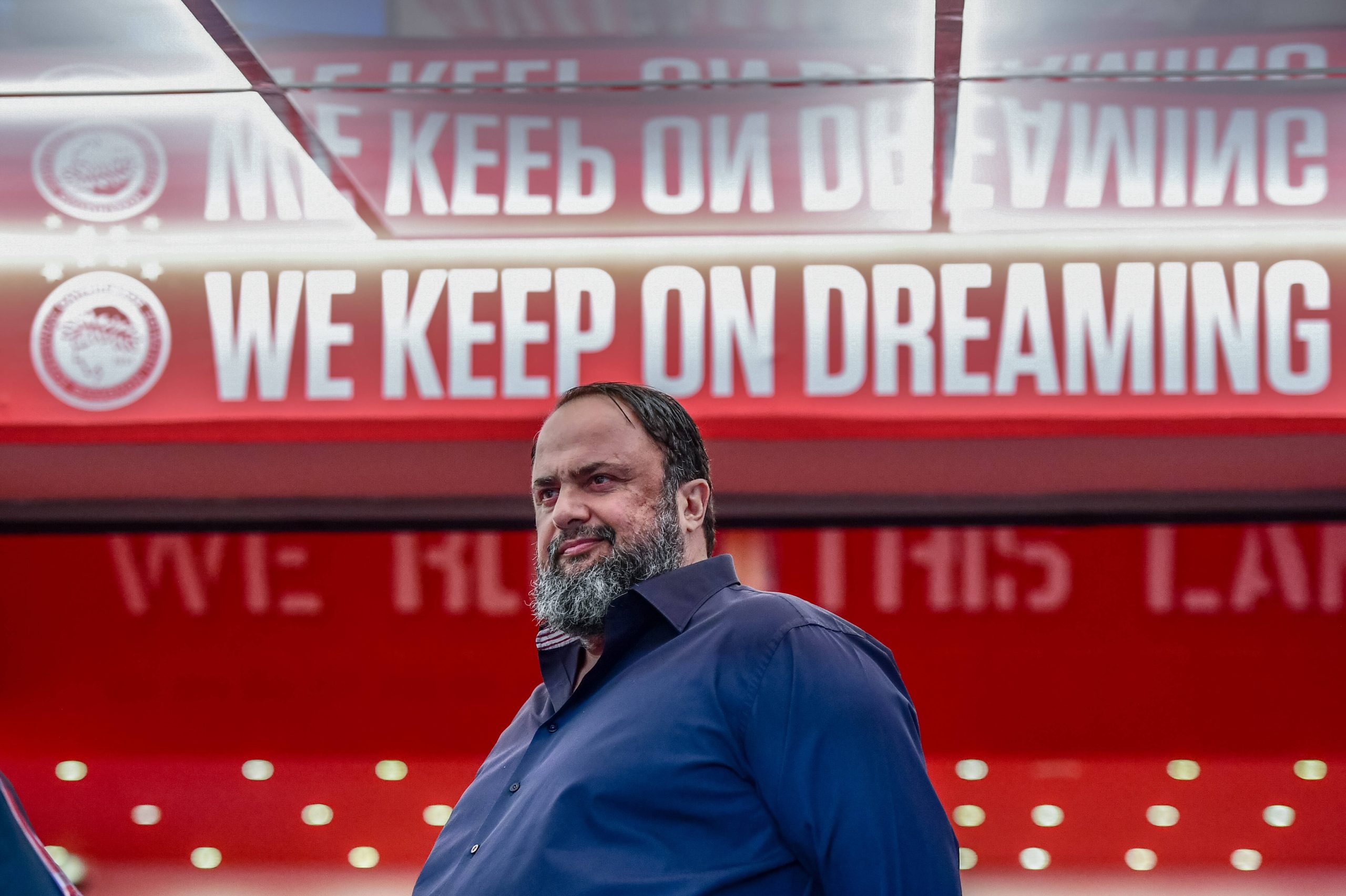 Fußball UEFA Europa League Saison 2023-2023 Dritte Qualifikationsrunde Georgios Karaiskakis Stadion Piräus, 10.08.2023 Olympiakos Piräus - KRC Genk Olympiakos Piräus Besitzer und Präsident Evangelos Marinakis vor dem Logo und Schriftzug von Olympiakos Piräus WE KEEP ON DREAMING Olympiakos Piräus - KRC Genk *** Soccer UEFA Europa League Season 2023 2023 Third Qualifying Round Georgios Karaiskakis Stadium Piraeus, 10 08 2023 Olympiakos Piraeus KRC Genk Olympiakos Piraeus owner and president Evangelos Marinakis in front of the logo and lettering of Olympiakos Piraeus WE KEEP ON DREAMING Olympiakos Piraeus KRC Genk PUBLICATIONxNOTxINxGRE ANE5944522