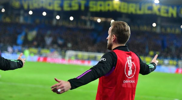 Harry Kane Bayern München steht am Spielfeldrand im Saarbrücker Ludwigsparkstadion am Mittwoch 1.11.2023 und sieht die Pokalniederlage seiner Bayern gegen den 1. FC Saarbrücken. *** Harry Kane Bayern Munich stands on the sidelines at the Ludwigsparkstadion in Saarbrücken on Wednesday 1 11 2023 and watches the cup defeat of his Bayern against 1 FC Saarbrücken bub