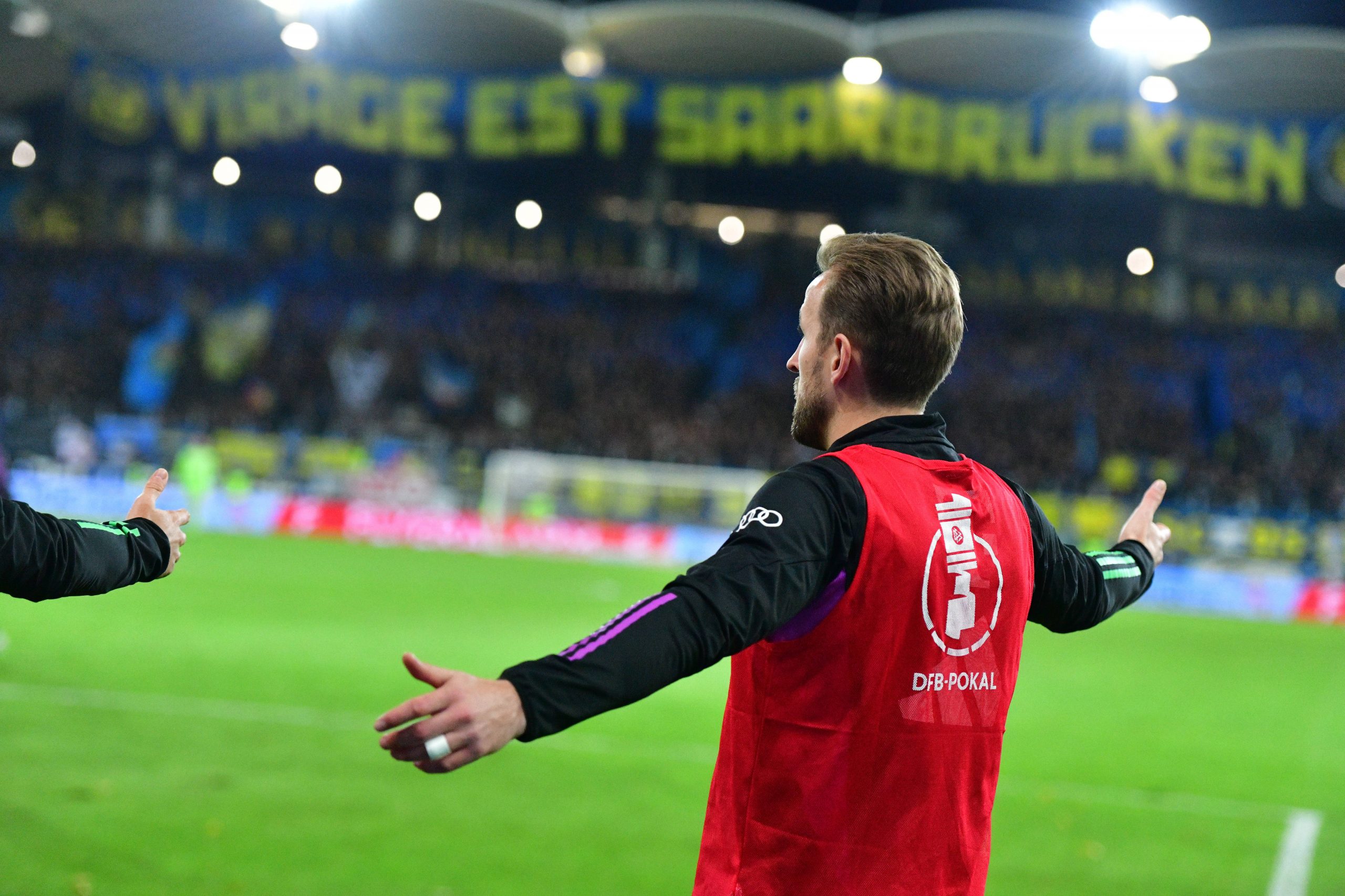 Harry Kane Bayern München steht am Spielfeldrand im Saarbrücker Ludwigsparkstadion am Mittwoch 1.11.2023 und sieht die Pokalniederlage seiner Bayern gegen den 1. FC Saarbrücken. *** Harry Kane Bayern Munich stands on the sidelines at the Ludwigsparkstadion in Saarbrücken on Wednesday 1 11 2023 and watches the cup defeat of his Bayern against 1 FC Saarbrücken bub